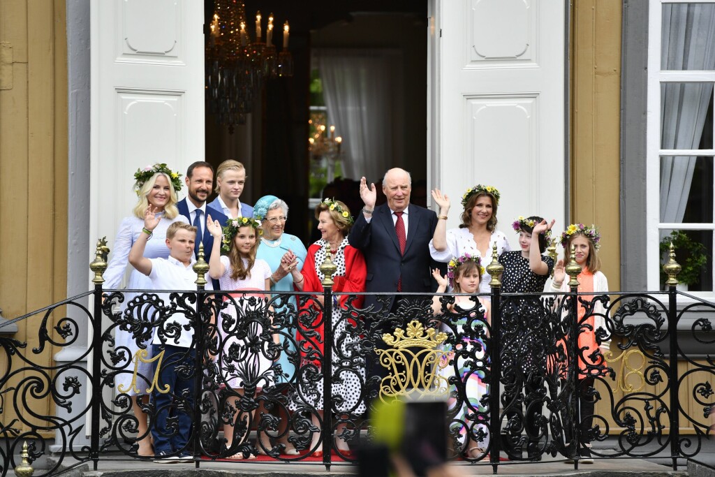 ARI MANGLET: Ari Behn var den eneste fra kongefamilien som uteble fra familiebildet under jubileumsreisen i slutten av juni. Foto: NTB scanpix ARI MANGLET: Ari Behn var den eneste fra kongefamilien som uteble fra familiebildet under jubileumsreisen i slutten av juni. Foto: NTB scanpix