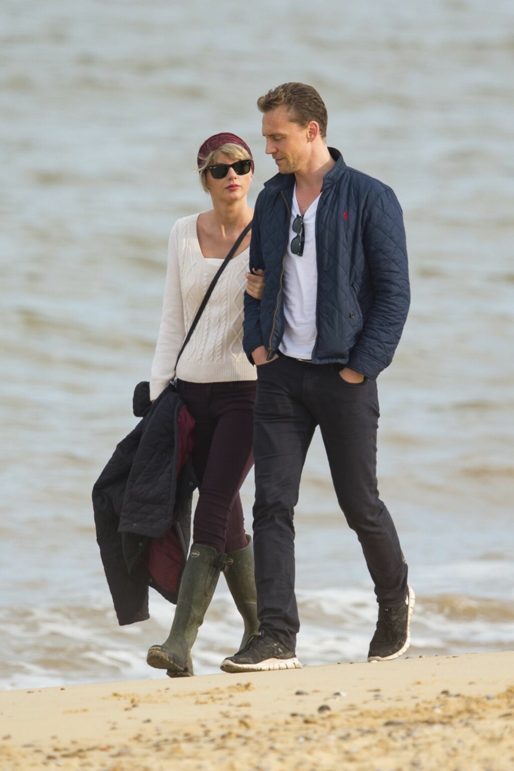 FORELSKET: Taylor Swift får ikke nok av sin nye flamme, Tom Hiddleston. Foto: Xposure FORELSKET: Taylor Swift får ikke nok av sin nye flamme, Tom Hiddleston. Foto: Xposure