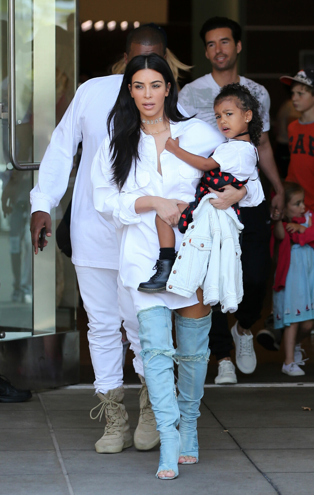 SKJØNN KRØLLTOPP: North West fylte nylig tre år gammel, og blir bare mer og mer populær. Den nydelige treåringen blir stadig hyllet for sine trendy klesplagg. Foto: Splash News SKJØNN KRØLLTOPP: North West fylte nylig tre år gammel, og blir bare mer og mer populær. Den nydelige treåringen blir stadig hyllet for sine trendy klesplagg. Foto: Splash News