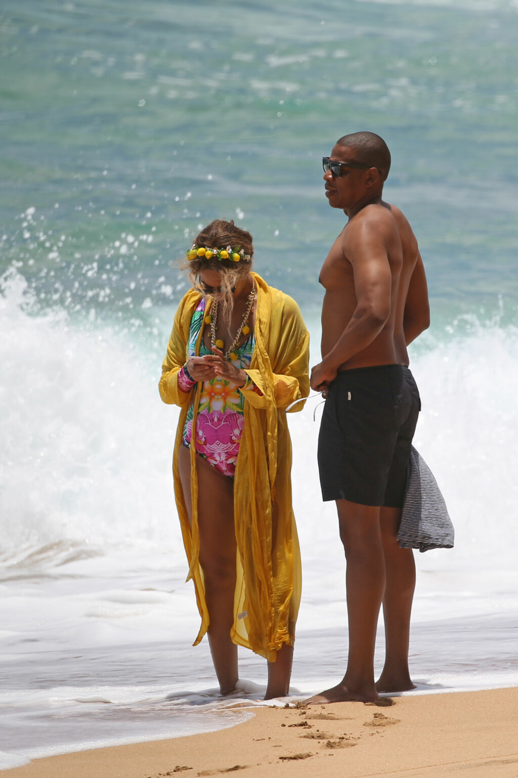 OPPTATT: Selv om paret ga hverandre små kjærtegn, så det innimellom ut til at Beyoncé var mer interessert i mobilen sin enn i ektemannen. Foto: Splash News OPPTATT: Selv om paret ga hverandre små kjærtegn, så det innimellom ut til at Beyoncé var mer interessert i mobilen sin enn i ektemannen. Foto: Splash News
