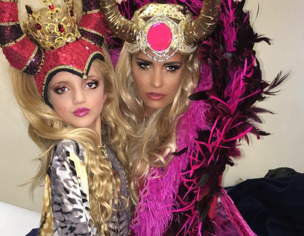 VIL BLI MODELL: Åtteåringen skal allerede ha ytret ønske om å bli modell slik som sin mor. Her er de to fotografert etter en teaterforestilling. Foto: Katie Price/Instagram VIL BLI MODELL: Åtteåringen skal allerede ha ytret ønske om å bli modell slik som sin mor. Her er de to fotografert etter en teaterforestilling. Foto: Katie Price/Instagram