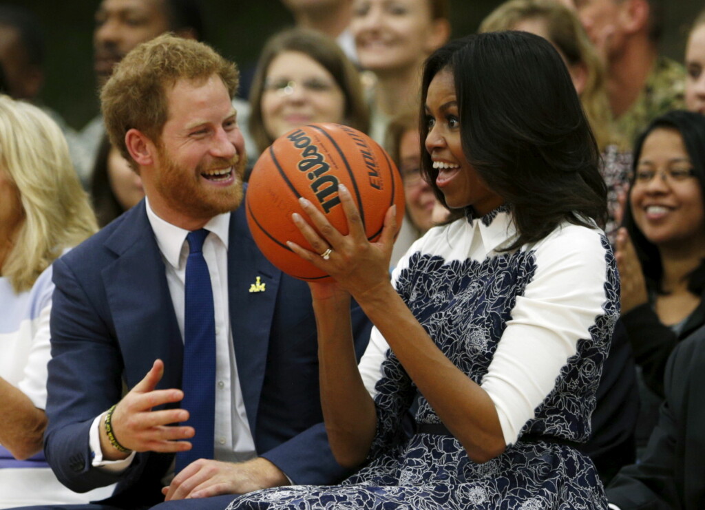 FØRSTEDAMA: Prins Harry og Michelle Obama på basketkamp i Fort Belvoir. Foto: Reuters FØRSTEDAMA: Prins Harry og Michelle Obama på basketkamp i Fort Belvoir. Foto: Reuters