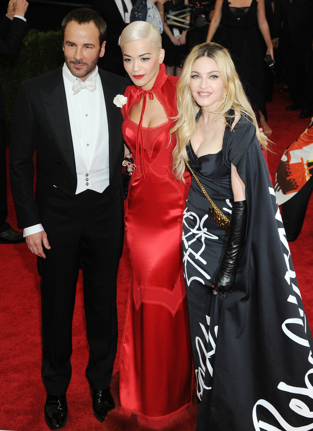 OMSVERMET: Madonna poserte også sammen med designer Tom Ford og popartist Rita Ora på årets Met-galla i New York. Foto: Broadimage OMSVERMET: Madonna poserte også sammen med designer Tom Ford og popartist Rita Ora på årets Met-galla i New York. Foto: Broadimage
