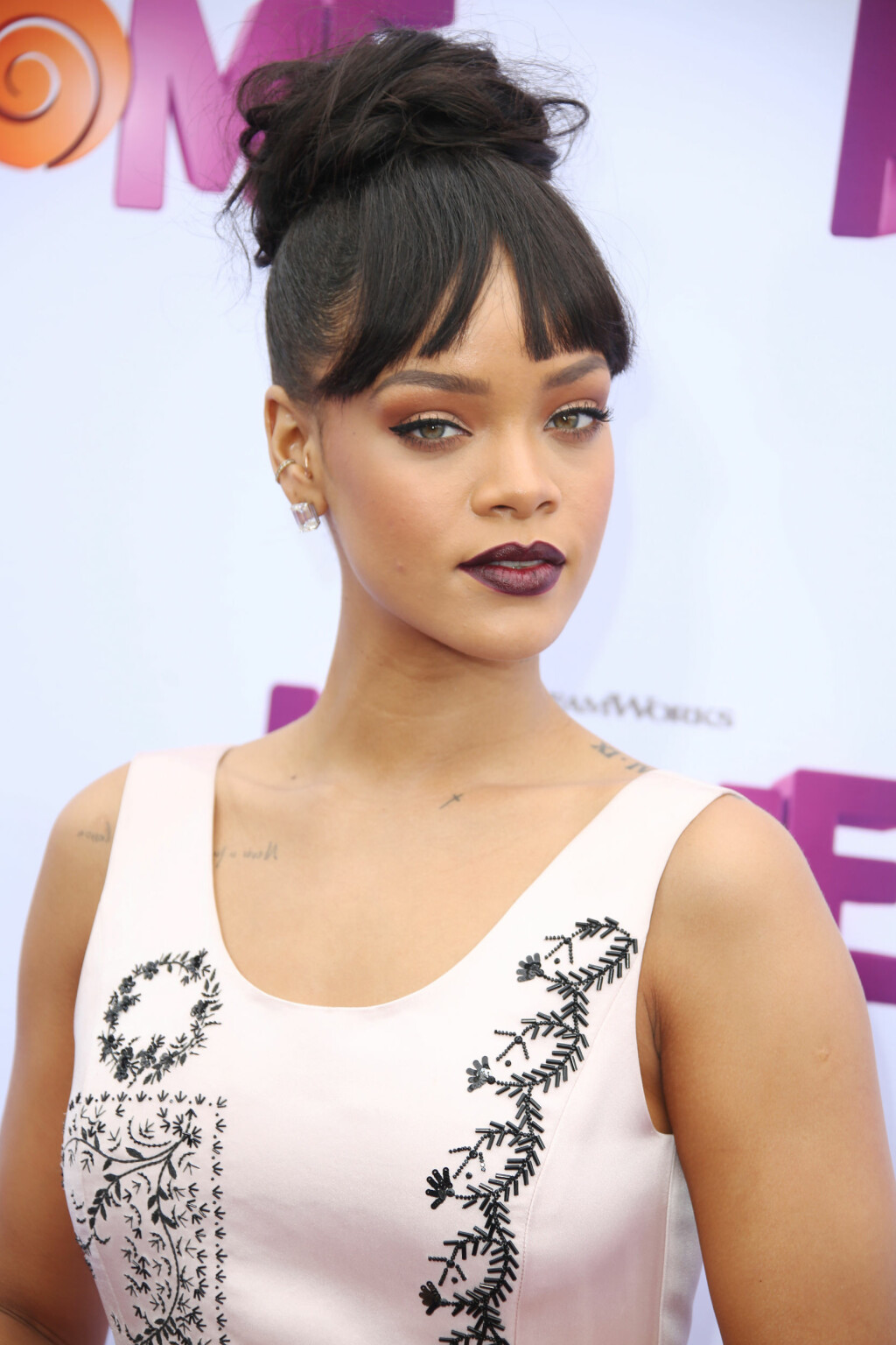 TRAVEL STJERNE: Rihanna har ikke sluppet et album siden 2012, men nå skal hun snart være klar med to. Hun har også gitt stemme til en av rollefigurene i animasjonsfilmen «Hjem». Her er hun på filmens L.A.-premiere for en måned siden. Foto: Stella Pictures TRAVEL STJERNE: Rihanna har ikke sluppet et album siden 2012, men nå skal hun snart være klar med to. Hun har også gitt stemme til en av rollefigurene i animasjonsfilmen «Hjem». Her er hun på filmens L.A.-premiere for en måned siden. Foto: Stella Pictures