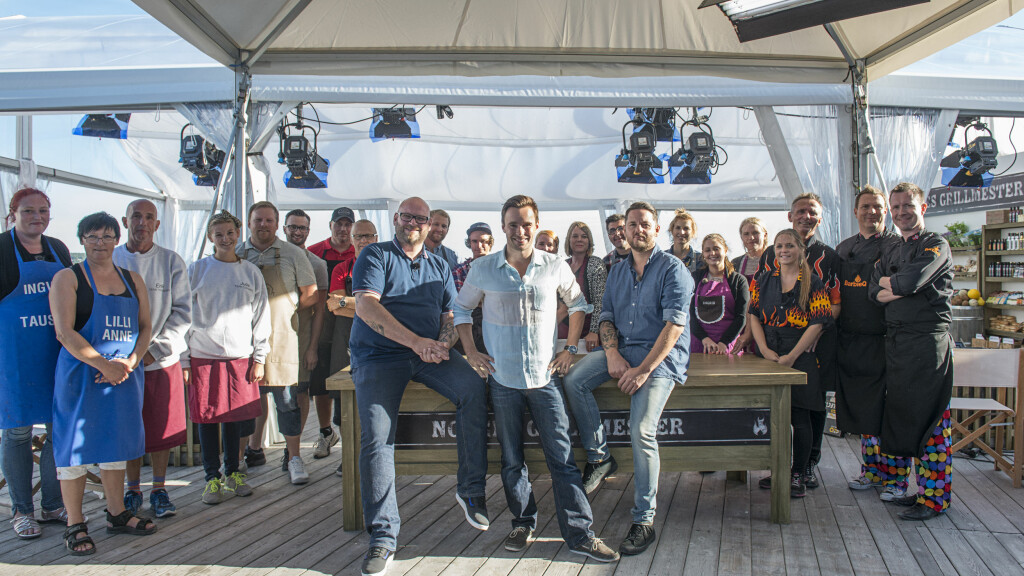 I FYR OG FLAMME: Her er deltagerne i TV 2-programmet «Norges grillmester»: Fra venstre: Ingvild Stokke, Lilli Anne Giske, Erik Hvenegaard Sørensen, Julie Alexandra Wetaas Lohne, Audun Sandberg, Christoph Schmitz, bak Hans Petter Rasmussen, Tor Sætrang, Victor Ramn, Ola Johan Kessel Brandsnes, Helle Øder Valebrokk, Cecilie Espensen, Steve Westerby, Karine Sveli, bak Kamilla Bjørklund, Ingrid J. Opdal Olufsen, Johnny Heine Krosby, Jeanette Katharina Krosby, Marius Eriksen og Jan Ivar Nykvist Foran fra venstre: Espen Lie, Stian Barsnes Simonsen og Jan Dahji Foto: TV 2 I FYR OG FLAMME: Her er deltagerne i TV 2-programmet «Norges grillmester»: Fra venstre: Ingvild Stokke, Lilli Anne Giske, Erik Hvenegaard Sørensen, Julie Alexandra Wetaas Lohne, Audun Sandberg, Christoph Schmitz, bak Hans Petter Rasmussen, Tor Sætrang, Victor Ramn, Ola Johan Kessel Brandsnes, Helle Øder Valebrokk, Cecilie Espensen, Steve Westerby, Karine Sveli, bak Kamilla Bjørklund, Ingrid J. Opdal Olufsen, Johnny Heine Krosby, Jeanette Katharina Krosby, Marius Eriksen og Jan Ivar Nykvist Foran fra venstre: Espen Lie, Stian Barsnes Simonsen og Jan Dahji Foto: TV 2