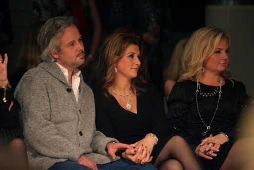 NÆRE: Elisabeth Nordeng er i dag en nær venn av Märtha Louise og hennes ektemann Ari Behn. Her sitter trioen på front row under en smykkelansering i fjor. Foto: Stella Pictures NÆRE: Elisabeth Nordeng er i dag en nær venn av Märtha Louise og hennes ektemann Ari Behn. Her sitter trioen på front row under en smykkelansering i fjor. Foto: Stella Pictures