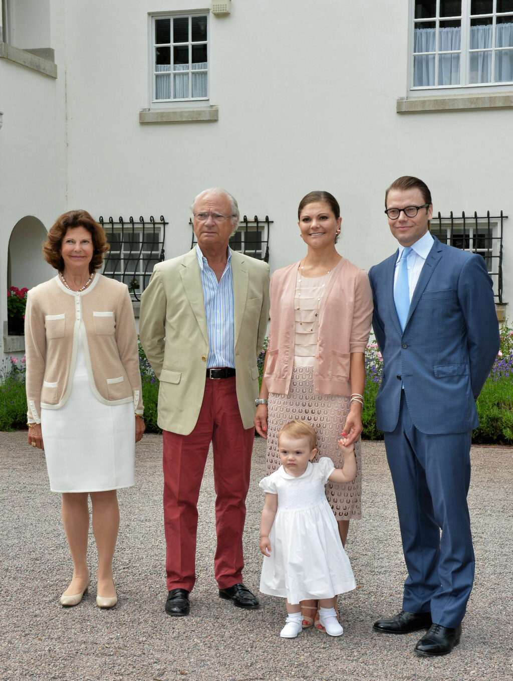 FIN FAMILIE: Både dronning Silvia, kong Carl Gustaf, kronprinsessen selv, prins Daniel og lille prinsesse Estelle smilte stort da de deltok på den tradisjonelle Victoriadagen på Borgholm på Øland. Foto: NTB scanpix FIN FAMILIE: Både dronning Silvia, kong Carl Gustaf, kronprinsessen selv, prins Daniel og lille prinsesse Estelle smilte stort da de deltok på den tradisjonelle Victoriadagen på Borgholm på Øland. Foto: NTB scanpix