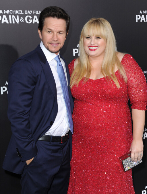 SUKSESS: Rebel Wilson er en av USAs fremste kvinnelige komikere. Her poserer hun sammen med Mark Wahlberg. Foto: Fame Flynet SUKSESS: Rebel Wilson er en av USAs fremste kvinnelige komikere. Her poserer hun sammen med Mark Wahlberg. Foto: Fame Flynet