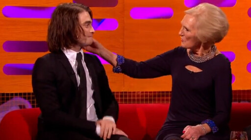 FRISYRE-FØLERI: «Harry Potter»-stjernen utstrålte en slags ærefrykt da Mary Berry, et Storbritannias svar på Ingrid Espelid Hovig, lekte med håret hans. Foto: Skjermdump, YouTube FRISYRE-FØLERI: «Harry Potter»-stjernen utstrålte en slags ærefrykt da Mary Berry, et Storbritannias svar på Ingrid Espelid Hovig, lekte med håret hans. Foto: Skjermdump, YouTube