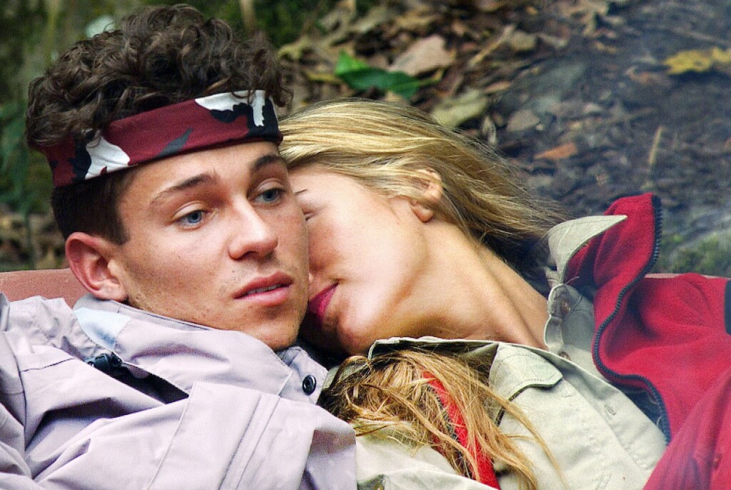 HAR FUNNET TONEN: Amy har funnet tonen med realitystjernen Joey Essex i den australske villmarken. Foto: REX/ITV/All Over Press HAR FUNNET TONEN: Amy har funnet tonen med realitystjernen Joey Essex i den australske villmarken. Foto: REX/ITV/All Over Press