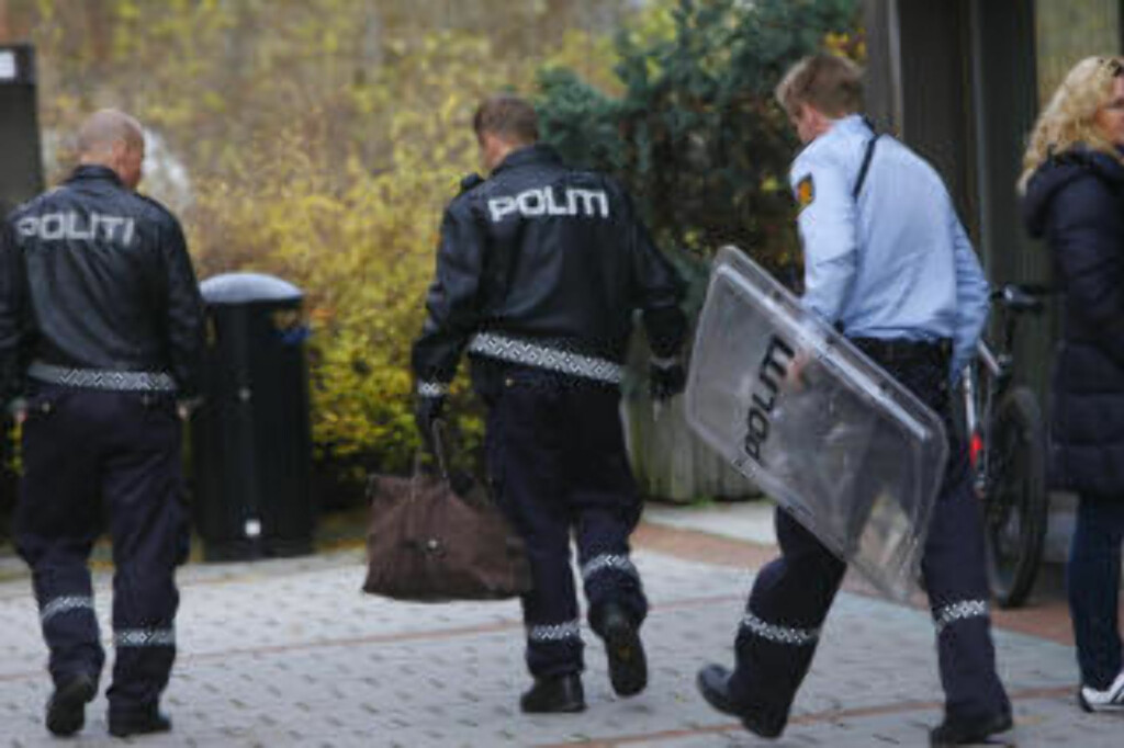 SKJOLD:Politiet i Skien stilte med skjold da de skulle arrestere en 18 år gammel kvinne som hadde truet en barnevernsansatt med kniv. FOTO: TORBJØRN BERG / DAGBLADET SKJOLD:Politiet i Skien stilte med skjold da de skulle arrestere en 18 år gammel kvinne som hadde truet en barnevernsansatt med kniv. FOTO: TORBJØRN BERG / DAGBLADET