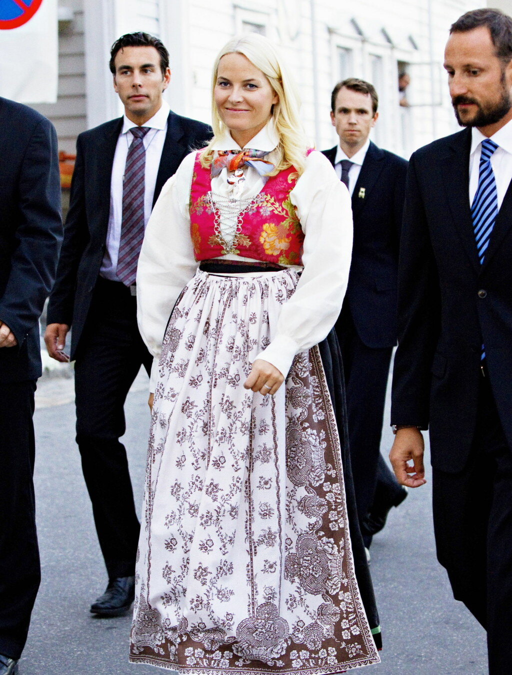 TIDLIGERE: Mette-Marit brukte denne eksklusive drakten første gang i 2010 Foto: UK Press Ltd TIDLIGERE: Mette-Marit brukte denne eksklusive drakten første gang i 2010 Foto: UK Press Ltd