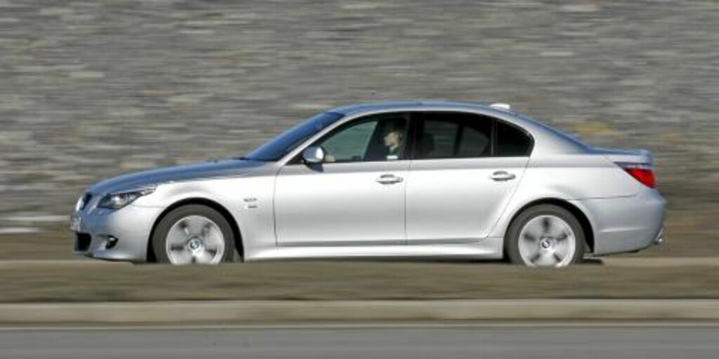 KJØREKONGEN: BMWs forrige 5-serie er en veldig moderne og flott bil sett selv i dagens målestokk. Og den kjører utrolig godt. Foto: Andreas Handeland KJØREKONGEN: BMWs forrige 5-serie er en veldig moderne og flott bil sett selv i dagens målestokk. Og den kjører utrolig godt. Foto: Andreas Handeland