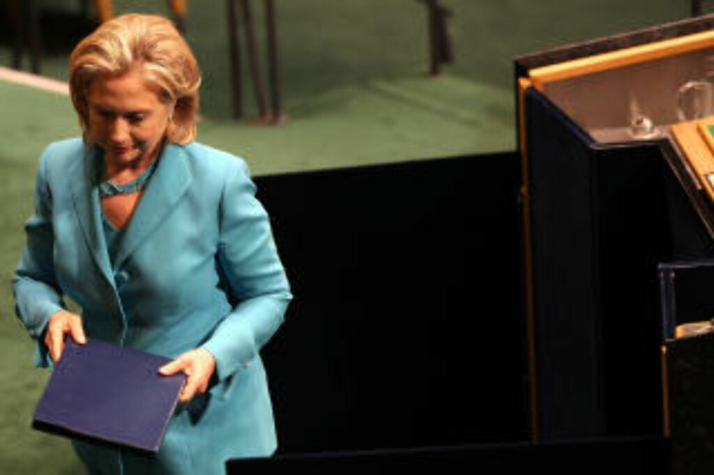 TROR KLIMAENDRINGENE HAR SLÅTT INN: USAs utenriksminister Hillary Clinton på podiet i FN-bygningen 19. august, der flomkatastrofen i Pakistan var tema. Foto: Spencer Platt/Getty Images/AFP/ SCANPIX. TROR KLIMAENDRINGENE HAR SLÅTT INN: USAs utenriksminister Hillary Clinton på podiet i FN-bygningen 19. august, der flomkatastrofen i Pakistan var tema. Foto: Spencer Platt/Getty Images/AFP/ SCANPIX.