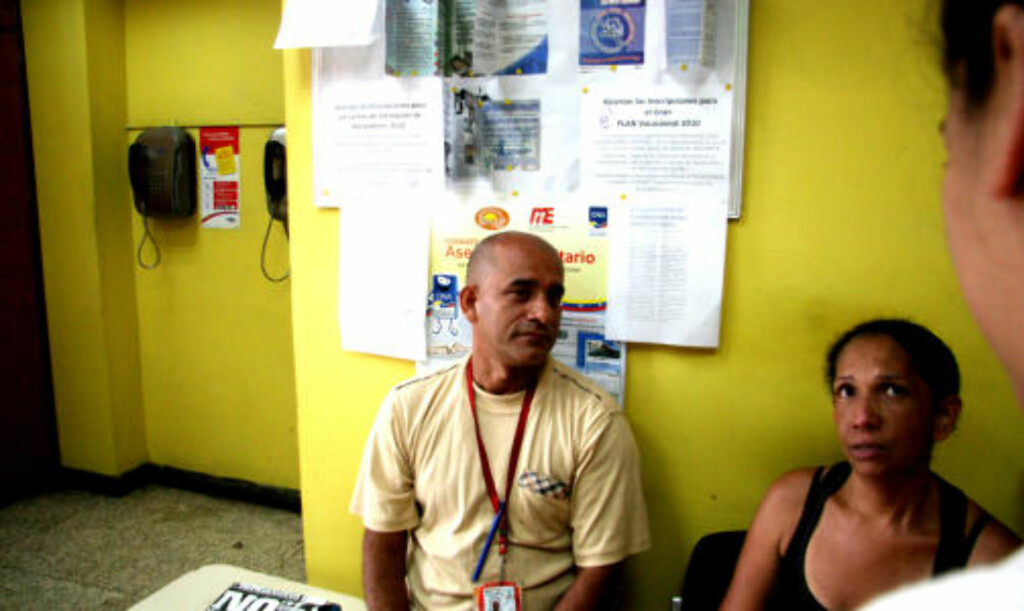 CHAVISMEN STÅR STERKT: De venezuelanske journalistene Aureliano Gonzales (t.v), Aurora Isturiz og Ligia Elena Luge, er ivrige Chávez-tilhengere. De fnyser av opposisjonen, og tror at presidenten vil vinne en knusende seier under årets valg. Foto: Marie Melgård CHAVISMEN STÅR STERKT: De venezuelanske journalistene Aureliano Gonzales (t.v), Aurora Isturiz og Ligia Elena Luge, er ivrige Chávez-tilhengere. De fnyser av opposisjonen, og tror at presidenten vil vinne en knusende seier under årets valg. Foto: Marie Melgård