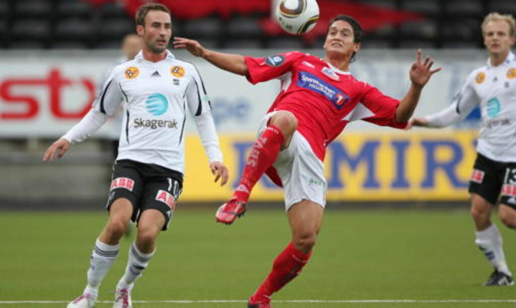 NÆR SCORING: Odds Magnus Lekven (t.v) i duell med Kjell Rune Sellin. Sellin hadde en av de store sjansene i kampen.
Foto: Trond Reidar Teigen / SCANPIX NÆR SCORING: Odds Magnus Lekven (t.v) i duell med Kjell Rune Sellin. Sellin hadde en av de store sjansene i kampen.
Foto: Trond Reidar Teigen / SCANPIX