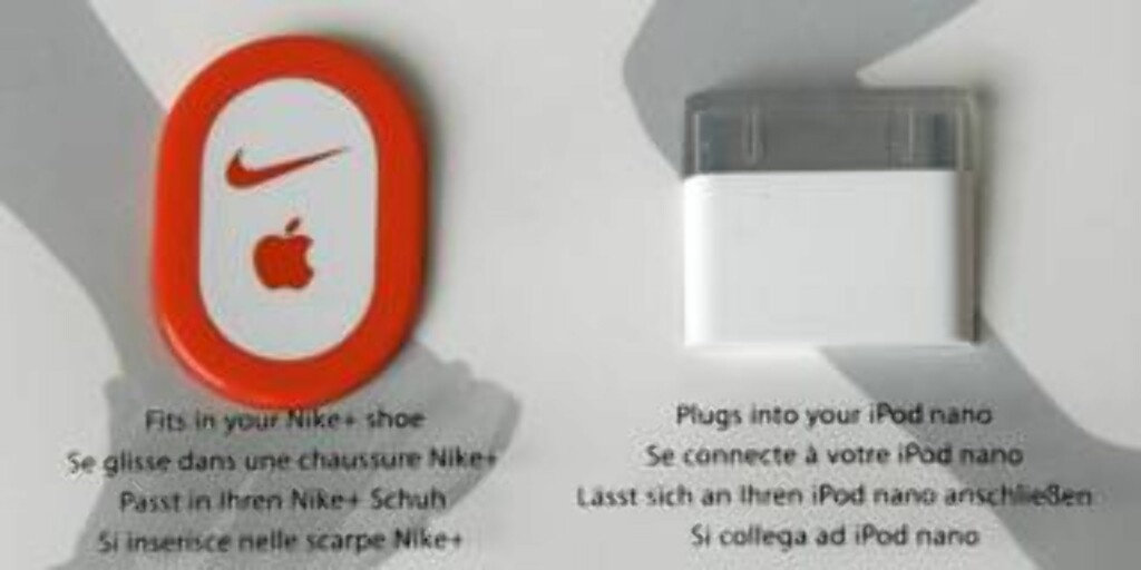PAKKEN: Brikken til venstre settes inn under innersålen på skoen. Nike-sko beregnet til dette har en luke som passer. Andre sko kan tilpasses manuelt. Pluggen til høyre settes inn i din iPod eller iPhone. FOTO: Morten Solli PAKKEN: Brikken til venstre settes inn under innersålen på skoen. Nike-sko beregnet til dette har en luke som passer. Andre sko kan tilpasses manuelt. Pluggen til høyre settes inn i din iPod eller iPhone. FOTO: Morten Solli