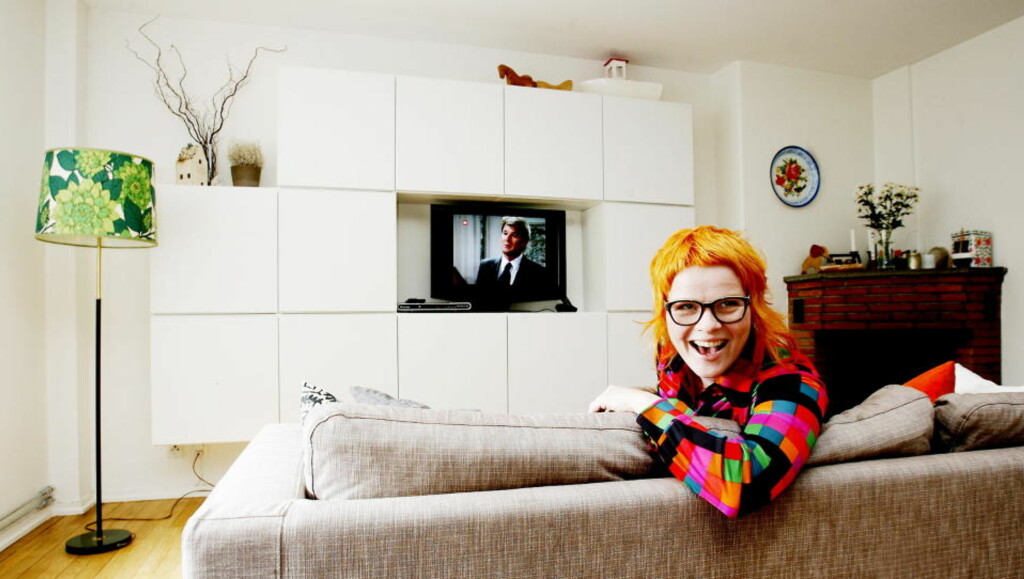 Kreativt: Anne Kristin Hagesæther snekret sin egen tv-løsning i 50-tallsleiligheten på Skøyen i Oslo. Skapene skjuler alle ledninger. Kreativt: Anne Kristin Hagesæther snekret sin egen tv-løsning i 50-tallsleiligheten på Skøyen i Oslo. Skapene skjuler alle ledninger.
