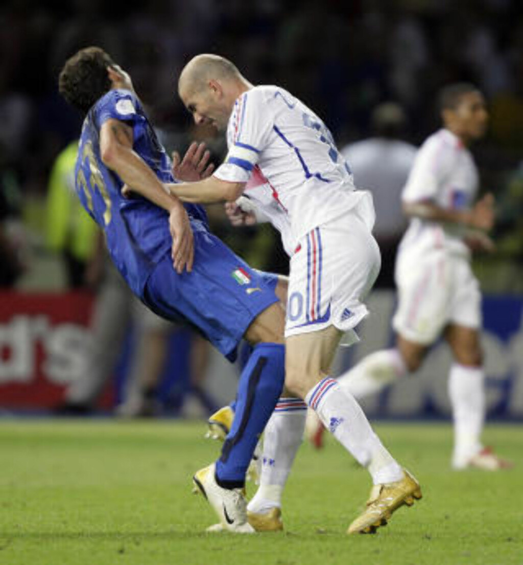 BRYSTKLYPING: Marco Materazzi skal ha vridd god og fornærmet Zinedine Zidane før skallen kom. Foto: REUTERS/Peter Schols/ BRYSTKLYPING: Marco Materazzi skal ha vridd god og fornærmet Zinedine Zidane før skallen kom. Foto: REUTERS/Peter Schols/