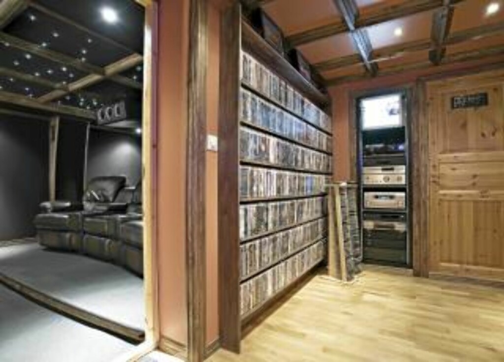 HJEMMEKINO: I Rolf Hults løsning er kinosal og teknisk rom/filmarkiv adskilt i hvert sitt rom. Foto: Atle Torp/HL-media HJEMMEKINO: I Rolf Hults løsning er kinosal og teknisk rom/filmarkiv adskilt i hvert sitt rom. Foto: Atle Torp/HL-media