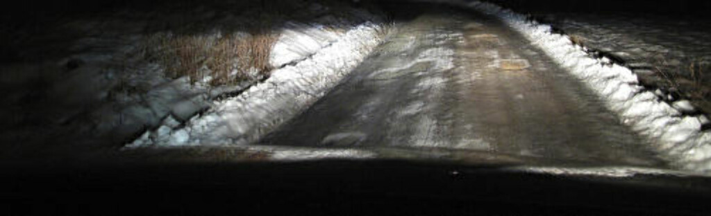 HVITERE: På grusvei ser vi at fargetemperaturen heller mot det gule og varme fra den gamle pæren i det høyre nærlyset. Foto: Ole C. H. Thomassen HVITERE: På grusvei ser vi at fargetemperaturen heller mot det gule og varme fra den gamle pæren i det høyre nærlyset. Foto: Ole C. H. Thomassen