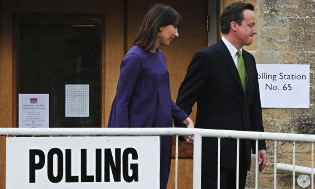 - FÅR FLEST STEMMER: Slik det ser ut nå ser det ut til at det er De konservative og David Cameron som får flest stemmer under valget i Storbritannia. Her sammen med kona Samantha på vei ut fra et stemmelokale i Spelbury i Oxfordshire. Foto: AFP PHOTO/Carl de Souza/Scanpix - FÅR FLEST STEMMER: Slik det ser ut nå ser det ut til at det er De konservative og David Cameron som får flest stemmer under valget i Storbritannia. Her sammen med kona Samantha på vei ut fra et stemmelokale i Spelbury i Oxfordshire. Foto: AFP PHOTO/Carl de Souza/Scanpix
