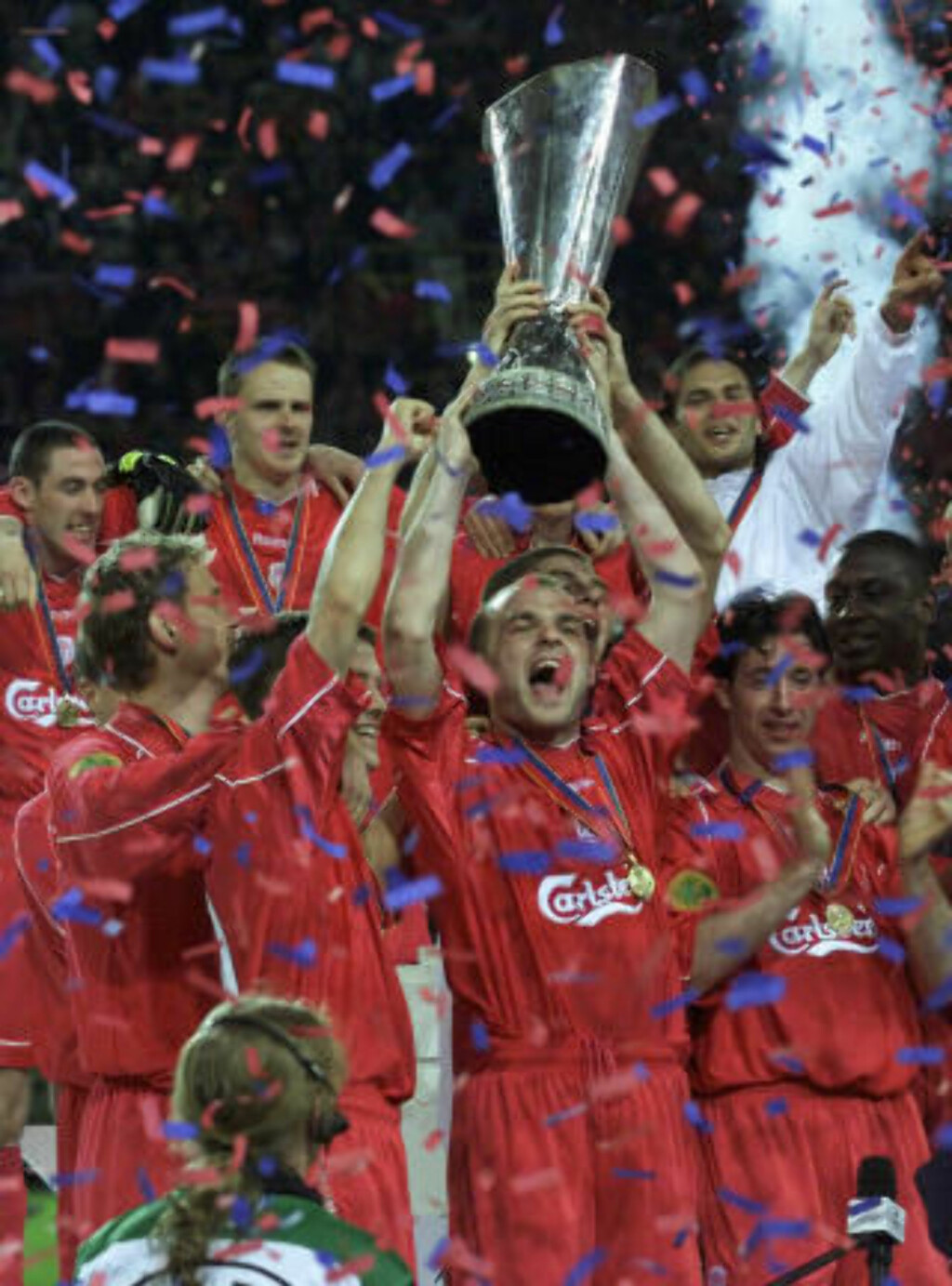 MER SPESIELT Å VINNE NÅ: Danny Murphy løfter pokalen etter at Liverpool er blitt UEFA-cupmestre i 2001. En finaleseier med Fulham rangerer han enda høyere. Foto: AP Photo/Frank Augstein MER SPESIELT Å VINNE NÅ: Danny Murphy løfter pokalen etter at Liverpool er blitt UEFA-cupmestre i 2001. En finaleseier med Fulham rangerer han enda høyere. Foto: AP Photo/Frank Augstein