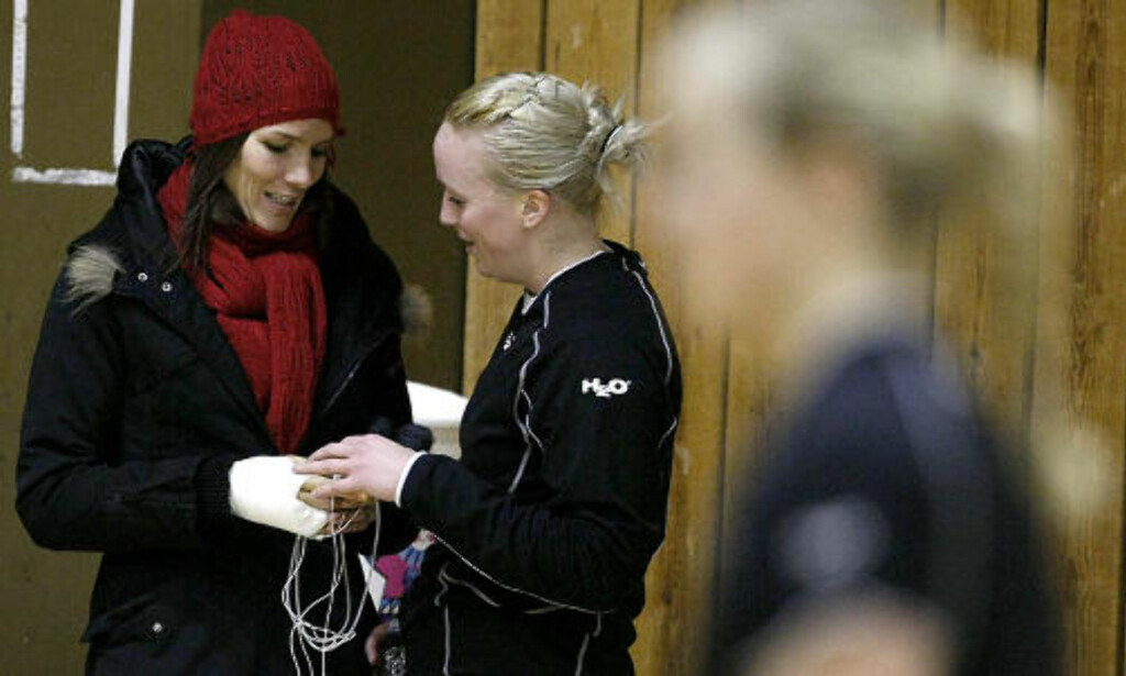 PÅ SIDELINJA: Målvakt Ingrid Ødegaard sjekker bandasjen - og musikken - til Gro Hammerseng. Foto: BJØRN LANGSEM PÅ SIDELINJA: Målvakt Ingrid Ødegaard sjekker bandasjen - og musikken - til Gro Hammerseng. Foto: BJØRN LANGSEM