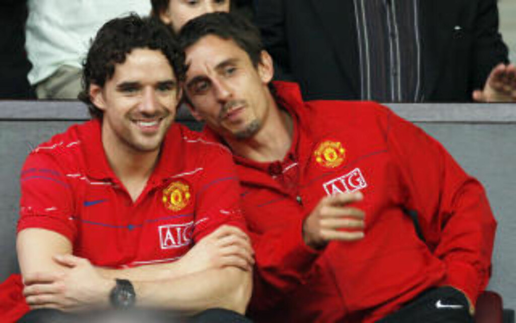 SNART TILBAKE: Owen Hargreaves er like ved full førstelagstrening for United. Her med Gary Neville. Foto: Paul Ellis / AFP. SNART TILBAKE: Owen Hargreaves er like ved full førstelagstrening for United. Her med Gary Neville. Foto: Paul Ellis / AFP.