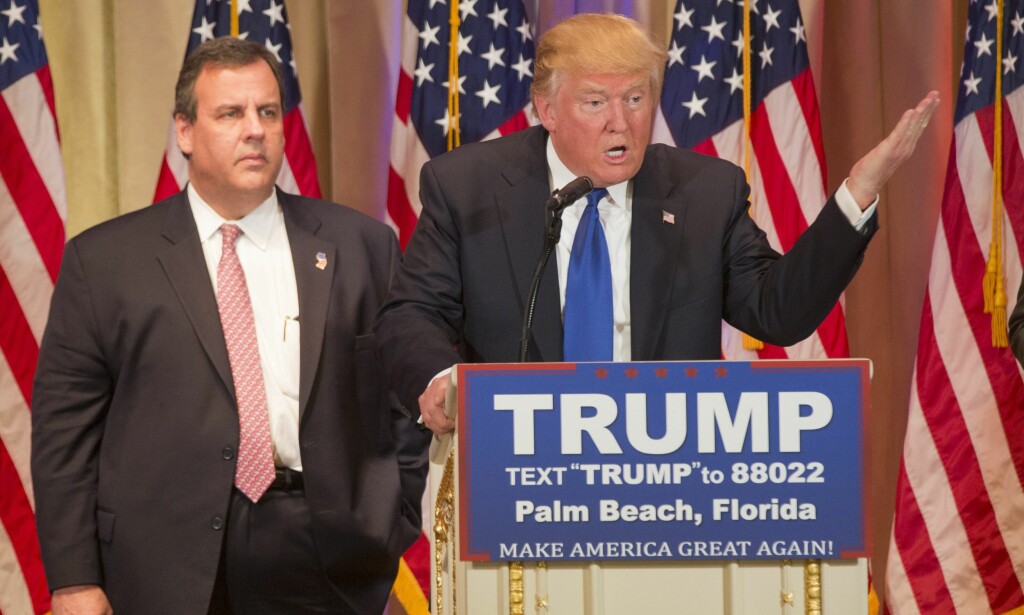 #FREECHRISCHRISTIE: Bildene av det mange antok var en ukomfortabel Chris Christie gikk verden rundt i mars fordi det så ut som om han hadde blitt tvunget til å stille opp for Trump. Mange spøkte med at det så ut som om guvernøren hadde blitt tatt som gissel. Foto: EPA / NTB Scanpix #FREECHRISCHRISTIE: Bildene av det mange antok var en ukomfortabel Chris Christie gikk verden rundt i mars fordi det så ut som om han hadde blitt tvunget til å stille opp for Trump. Mange spøkte med at det så ut som om guvernøren hadde blitt tatt som gissel. Foto: EPA / NTB Scanpix