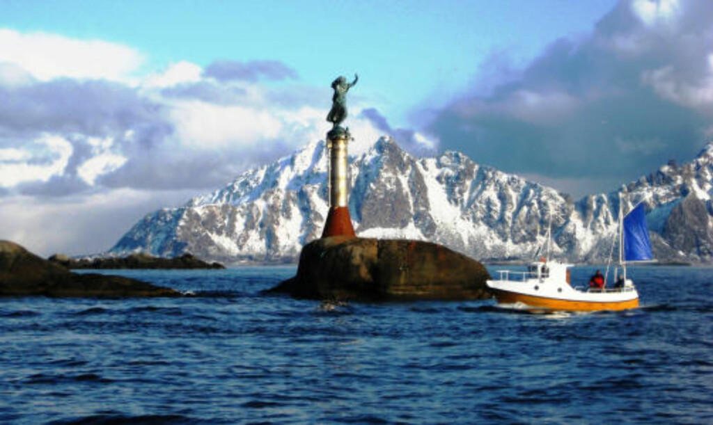 KONA: Når du anløper øyværet vi skal frem til i dagens reisequiz blir du møtt av "Kona" som ønsker deg velkommen. Foto: Steinar Jøraandstad KONA: Når du anløper øyværet vi skal frem til i dagens reisequiz blir du møtt av "Kona" som ønsker deg velkommen. Foto: Steinar Jøraandstad