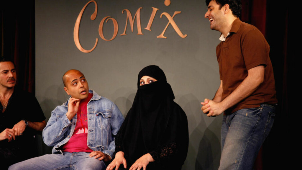Stereotyper: Mange av sketsjene spiller hardt på stereotyper fra Midtøsten. Waleed F. Zuaiter (f.v.) spiller en skaphomofil fra Libanon, Haythem Noor spiller høylytt harrytass fra Egypt, Rasha Zamamiri spiller en kvinne i burka som ikke sier noen ting, og Sevan Greene spiller en frustrert lærer som skal lære gjengen standup. Stereotyper: Mange av sketsjene spiller hardt på stereotyper fra Midtøsten. Waleed F. Zuaiter (f.v.) spiller en skaphomofil fra Libanon, Haythem Noor spiller høylytt harrytass fra Egypt, Rasha Zamamiri spiller en kvinne i burka som ikke sier noen ting, og Sevan Greene spiller en frustrert lærer som skal lære gjengen standup.