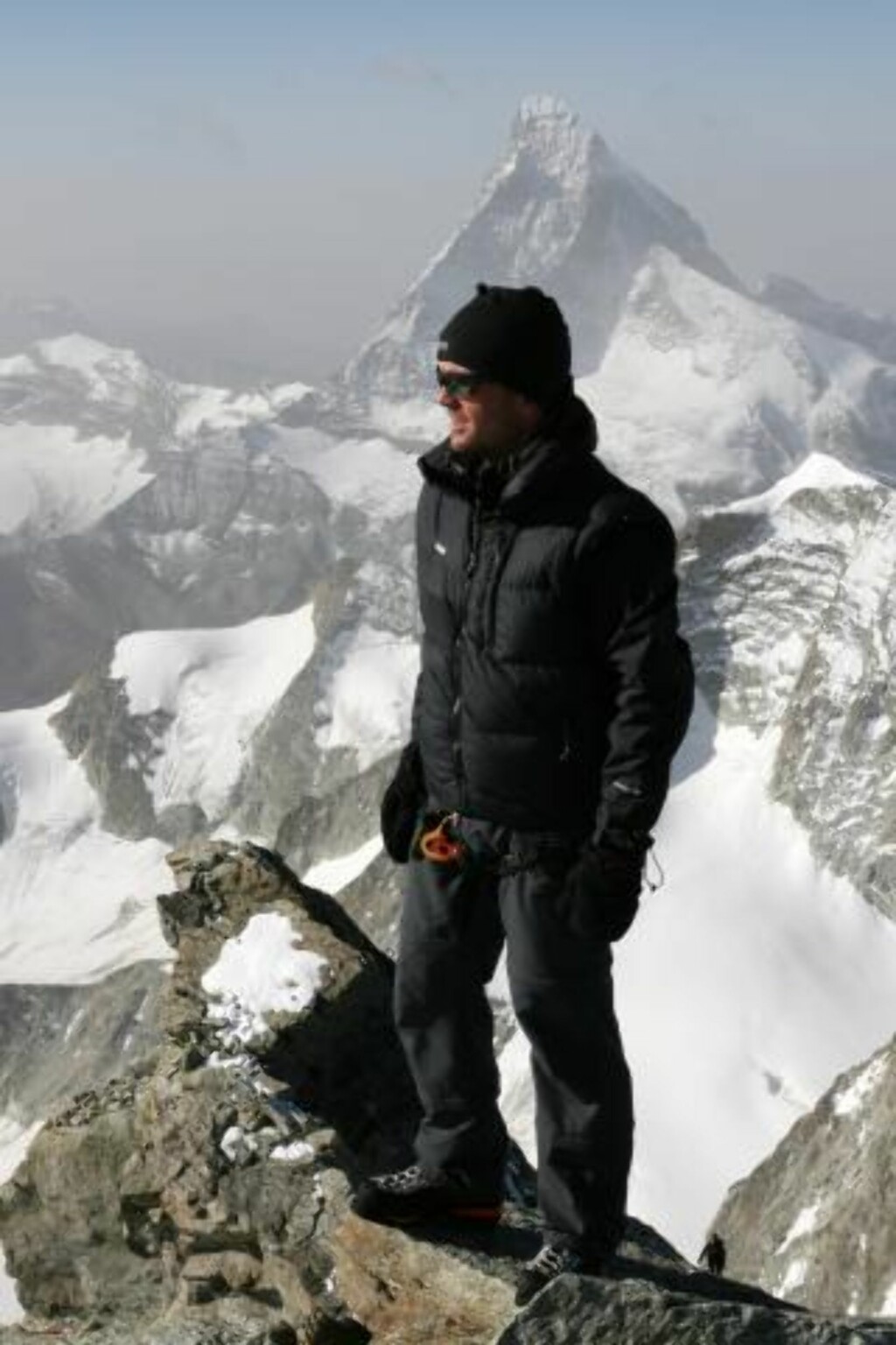 FUNNET: Jarle Trå (39) er funnet etter å ha vært savnet på Mount Everest. Her står Trå på toppen av Zinalrothorn i Sveits, med Matter Horn i bakgrunnen, sommeren 2007.
Foto: Privat / SCANPIX FUNNET: Jarle Trå (39) er funnet etter å ha vært savnet på Mount Everest. Her står Trå på toppen av Zinalrothorn i Sveits, med Matter Horn i bakgrunnen, sommeren 2007.
Foto: Privat / SCANPIX