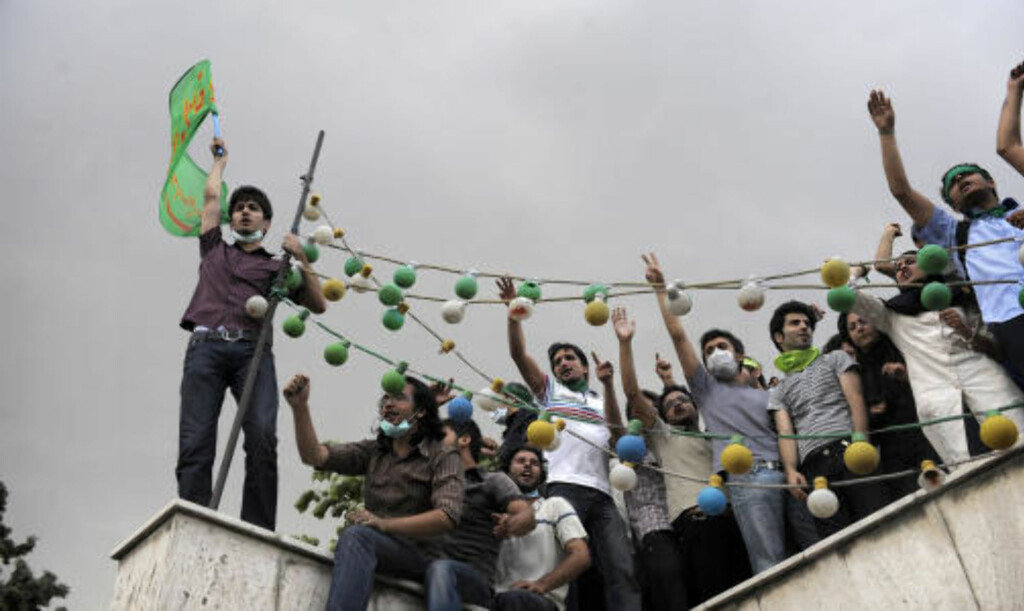 OPP PÅ TAKENE: Tilhengere av Mir Hossein Mousavi roper slagord fra taket til studenthuset der de bor. Foto: AFP PHOTO/OLIVIER LABAN-MATTEI OPP PÅ TAKENE: Tilhengere av Mir Hossein Mousavi roper slagord fra taket til studenthuset der de bor. Foto: AFP PHOTO/OLIVIER LABAN-MATTEI