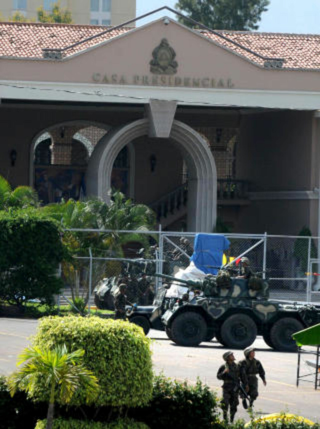 KUPPET HUSET: Militære styrker har tatt over presidenthjemmet i Honduras. AFP PHOTO Orlando SIERRA. KUPPET HUSET: Militære styrker har tatt over presidenthjemmet i Honduras. AFP PHOTO Orlando SIERRA.