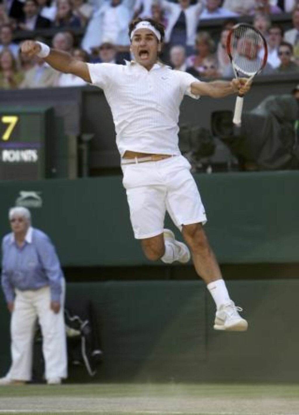EKSTATISK: Roger Federers spontanreaksjon da han omsider klarte å bryte Andy Roddicks serve og dermed vant sin sjette Wimbledon-tittel forteller det meste om hvilken lettelse og glede som strømmet gjennom sveitseren. Foto: SCANPIX/REUTERS/Stefan Wermuth EKSTATISK: Roger Federers spontanreaksjon da han omsider klarte å bryte Andy Roddicks serve og dermed vant sin sjette Wimbledon-tittel forteller det meste om hvilken lettelse og glede som strømmet gjennom sveitseren. Foto: SCANPIX/REUTERS/Stefan Wermuth