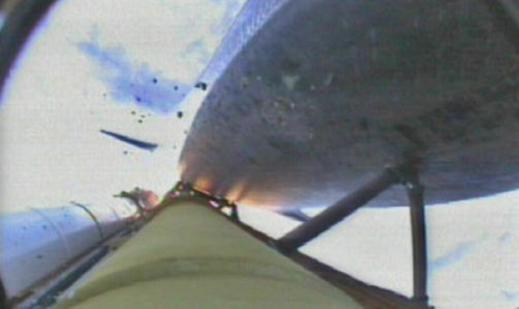 TRUFFET: Gjenstander traff Endeavour på vei opp. Foto: NASA TV TRUFFET: Gjenstander traff Endeavour på vei opp. Foto: NASA TV