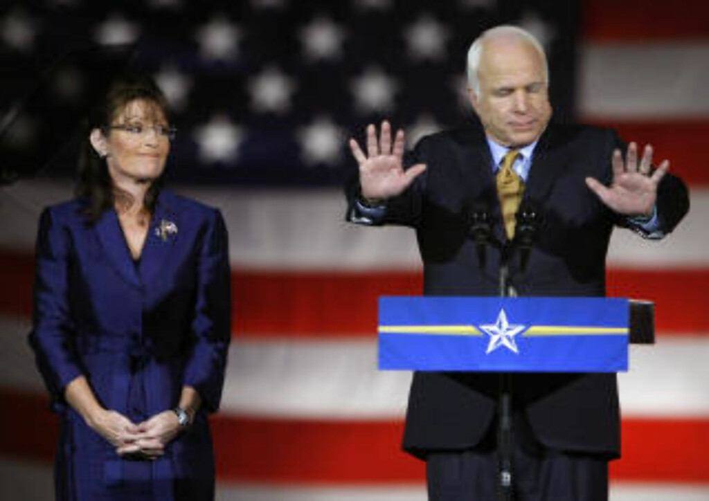TIDLIGERE VISEPRESIDENTKANDIDAT: Sarah Palin, her fotografert med John McCain, da sistnevnte gikk på scenen for å erkjenne valgnederlaget. Foto: REUTERS/Mike Blake/Scanpix TIDLIGERE VISEPRESIDENTKANDIDAT: Sarah Palin, her fotografert med John McCain, da sistnevnte gikk på scenen for å erkjenne valgnederlaget. Foto: REUTERS/Mike Blake/Scanpix