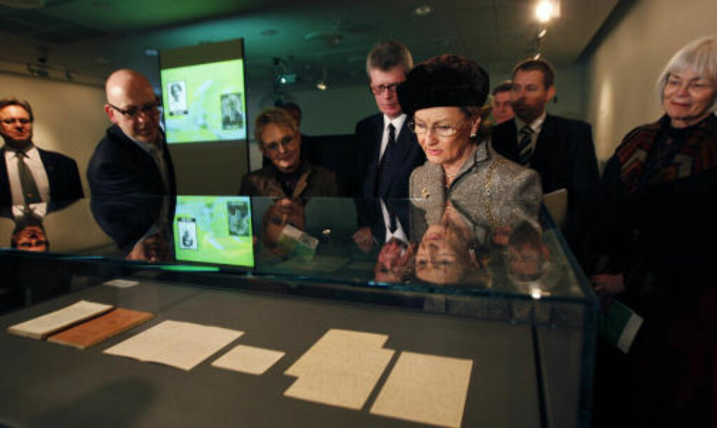 DELTOK PÅ ÅPNINGEN: Dronning Sonja studerte Knut Hamsuns håndskrevne manuskript og korrekturutgaven av «Sult» i Nasjonalbiblioteket i Oslo da hun deltok under åpningen av Hamsun-året. Foto Erlend Aas / SCANPIX DELTOK PÅ ÅPNINGEN: Dronning Sonja studerte Knut Hamsuns håndskrevne manuskript og korrekturutgaven av «Sult» i Nasjonalbiblioteket i Oslo da hun deltok under åpningen av Hamsun-året. Foto Erlend Aas / SCANPIX