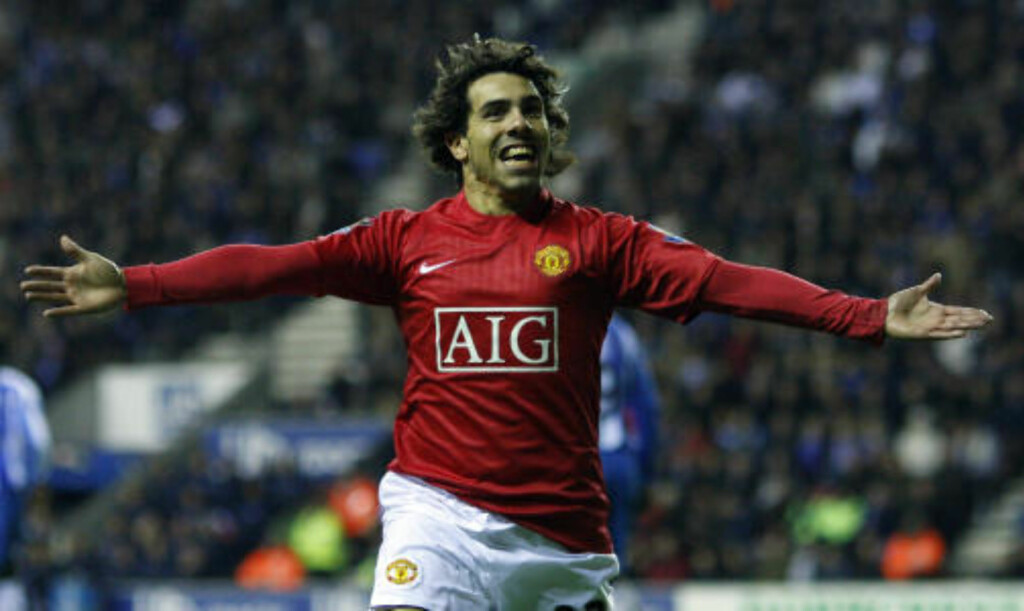 ORIGINALEN: Motivet for Manchester City-plakaten, er Carlos Tevez' scoringsfeiring mot Wigan for Manchester United - en scoring som var sterkt medvirkende til at United ble seriemestere.FOTO: SCANPIX/AP Photo/Jon Super ORIGINALEN: Motivet for Manchester City-plakaten, er Carlos Tevez' scoringsfeiring mot Wigan for Manchester United - en scoring som var sterkt medvirkende til at United ble seriemestere.FOTO: SCANPIX/AP Photo/Jon Super