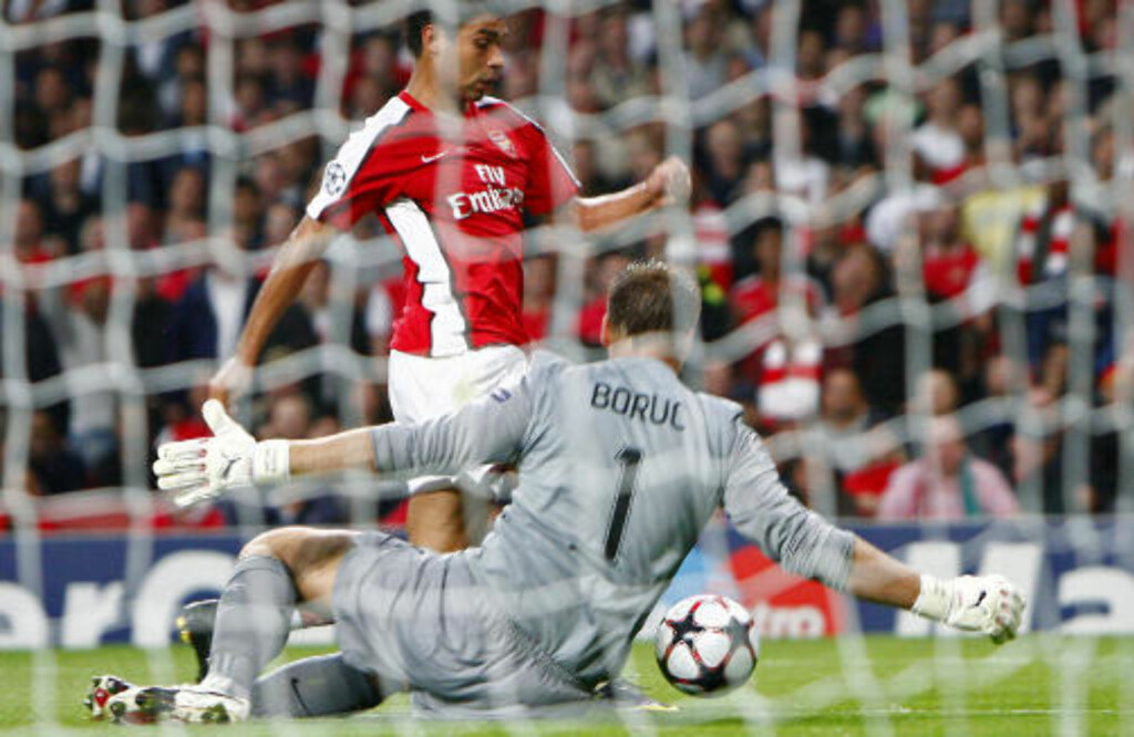 STRAFFE: Eduardo er utestengt i to Champions League-kamper etter at han falt veldig lett i denne duellen med Artur Boruc. Foto: REUTERS STRAFFE: Eduardo er utestengt i to Champions League-kamper etter at han falt veldig lett i denne duellen med Artur Boruc. Foto: REUTERS