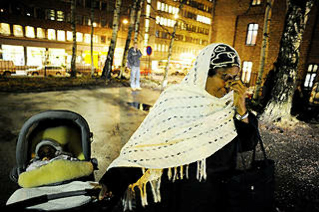 I SORG: Hiwot Sinna (51) var nær bekjent av den etiopiske 36-årige kvinnen som omkom i brannen, og hadde møtt opp for å minnes venninnen. Foto: THOMAS RASMUS SKAUG I SORG: Hiwot Sinna (51) var nær bekjent av den etiopiske 36-årige kvinnen som omkom i brannen, og hadde møtt opp for å minnes venninnen. Foto: THOMAS RASMUS SKAUG