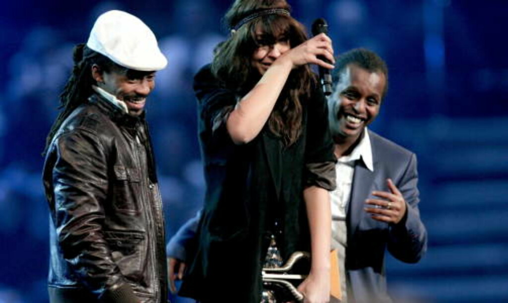 TØRKET TÅRENE: Maria Mena ble tildelt prisen i klassen Kvinnelig artist av Madcon under lørdagens utdeling av Spellemannprisen 2008 i Oslo Spektrum.
Foto: Stian Lysberg Solum / SCANPIX TØRKET TÅRENE: Maria Mena ble tildelt prisen i klassen Kvinnelig artist av Madcon under lørdagens utdeling av Spellemannprisen 2008 i Oslo Spektrum.
Foto: Stian Lysberg Solum / SCANPIX