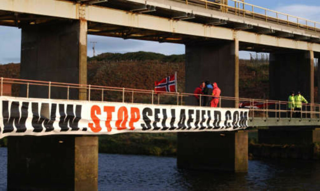 PROTESTER: En rekke aksjoner er blitt avholdt mot det omstridte og ulykkesforfulgte Sellafield. Her er norske Petter Stordalen blant aktivistene som tok seg inn på anlegget i 2002. Foto: SCANPIX PROTESTER: En rekke aksjoner er blitt avholdt mot det omstridte og ulykkesforfulgte Sellafield. Her er norske Petter Stordalen blant aktivistene som tok seg inn på anlegget i 2002. Foto: SCANPIX