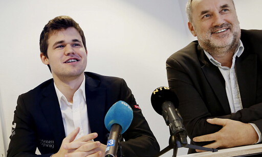 STOPPET: Magnus Carlsen sammen med manageren, Espen Agdestein. Foto: Jacques Hvistendahl / Dagbladet STOPPET: Magnus Carlsen sammen med manageren, Espen Agdestein. Foto: Jacques Hvistendahl / Dagbladet