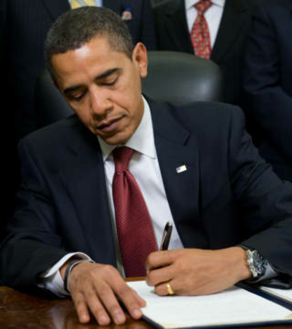 VIKTIG STEG: Barack Obama undertegner dokumentet hvor det bestemmes at Guantanamo skal stenges. foto: Saul Loeb/AFP/Scanpix VIKTIG STEG: Barack Obama undertegner dokumentet hvor det bestemmes at Guantanamo skal stenges. foto: Saul Loeb/AFP/Scanpix