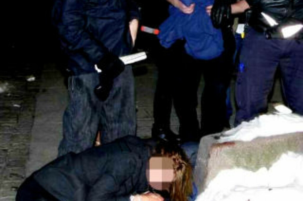 TOK HÅND OM KVINNE: Dagbladet.no har vært i kontakt med en forbipasserende som hjalp den skadde jenta før ambulansen kom. TOK HÅND OM KVINNE: Dagbladet.no har vært i kontakt med en forbipasserende som hjalp den skadde jenta før ambulansen kom.