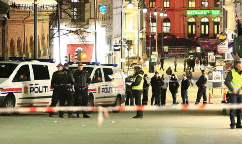 SPERRET: Politiet sperret natt til lørdag av Karl Johans gate for å gjennomføre tekniske undersøkelser. Foto: Svein Gustav Wilhelmsen SPERRET: Politiet sperret natt til lørdag av Karl Johans gate for å gjennomføre tekniske undersøkelser. Foto: Svein Gustav Wilhelmsen