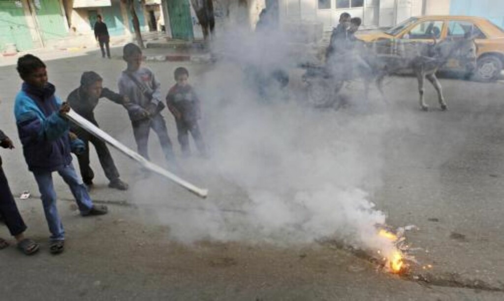 LEKER MED DET SOM SKAL VÆRE HVITT FOSFOR: Plestinske barn leker med det som angivelig skal være brennende hvitt fosfor i byen Beit Lahiya i Gaza 19. januar i år. Foto: SCANPIX/AP Photo/Ben Curtis LEKER MED DET SOM SKAL VÆRE HVITT FOSFOR: Plestinske barn leker med det som angivelig skal være brennende hvitt fosfor i byen Beit Lahiya i Gaza 19. januar i år. Foto: SCANPIX/AP Photo/Ben Curtis