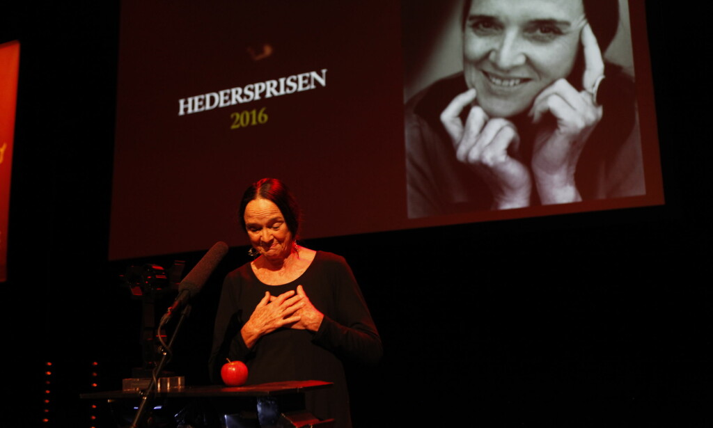 PREGET AV PRISEN: Elisabeth Aasen var dypt rørt og glad over å få Brages hederspris. PREGET AV PRISEN: Elisabeth Aasen var dypt rørt og glad over å få Brages hederspris.